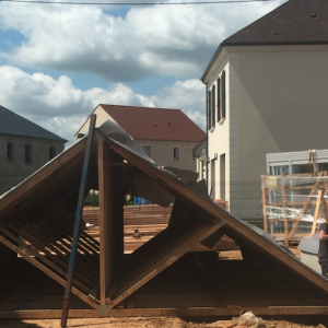 Charpentes industrielles (fermettes) en cours d'assemblage sur un chantier de construction, par l'entreprise SOCOPA