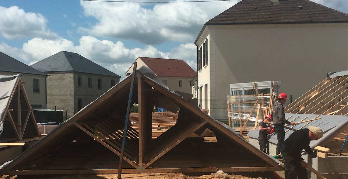 Charpentes industrielles (fermettes) en cours d'assemblage sur un chantier de construction, par l'entreprise SOCOPA