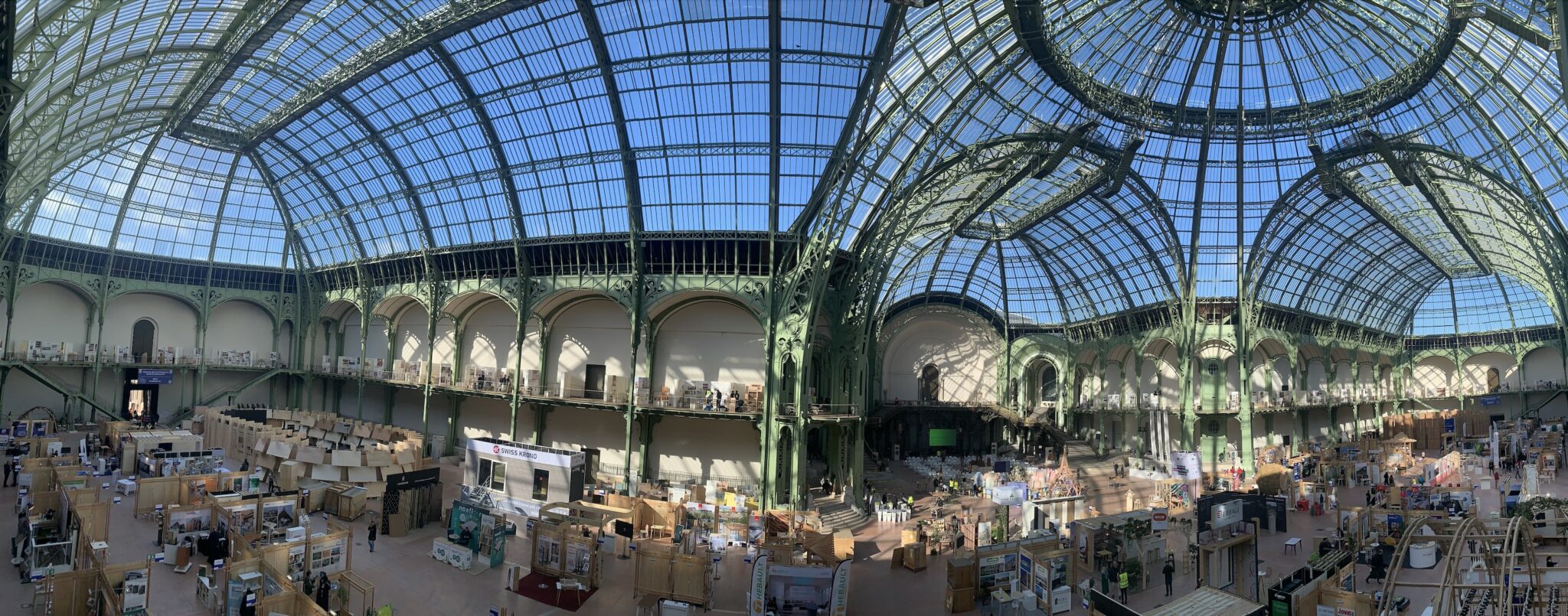 Exposition du Forum Bois Construction 2025 installée sous la verrière du Grand Palais