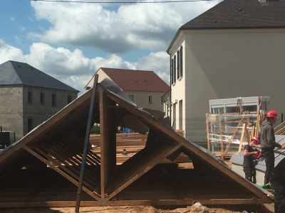 Charpentes industrielles (fermettes) en cours d'assemblage sur un chantier de construction, par l'entreprise SOCOPA